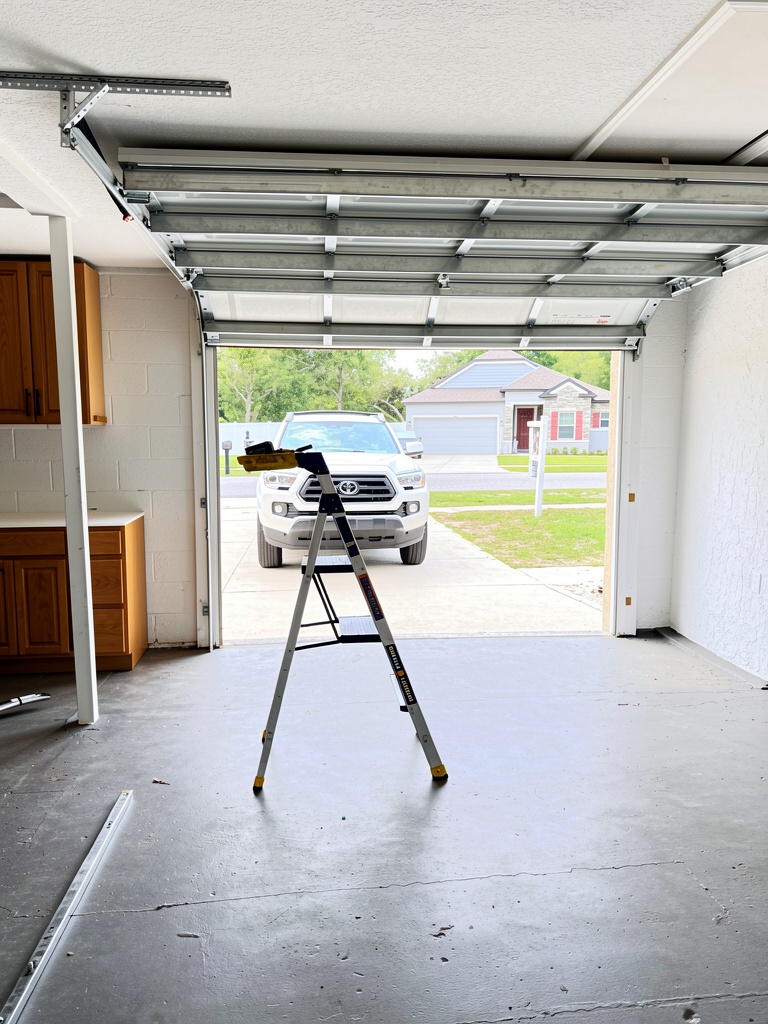 Choosing the Best Garage Door Repair Service in Tampa, FL